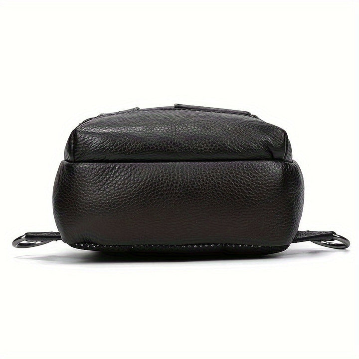 Zaino in pelle nera con texture granulosa, design compatto e dettagli metallici. Ideale per moda urbana e viaggi. Accessorio elegante e funzionale.