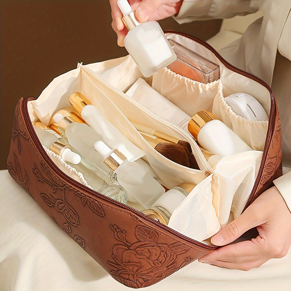 Borsa trucco in pelle marrone con scomparti, contenente flaconi cosmetici bianchi e accessori. Organizer da viaggio elegante e funzionale.