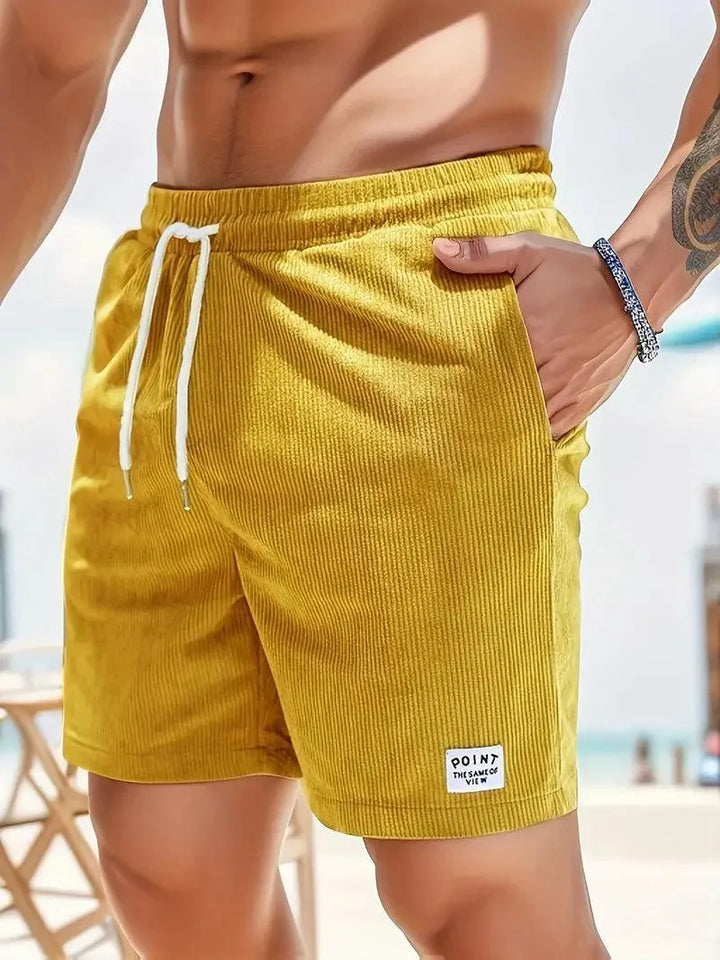 Shorts da uomo gialli in velluto a coste, con laccio bianco in vita e tasche laterali, ideali per l'estate e la spiaggia.