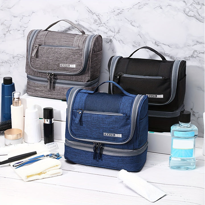 Tre borse da viaggio sospese in tessuto grigio, nero e blu su sfondo marmo, circondate da articoli da toeletta. Ideali per organizzazione e trasporto.