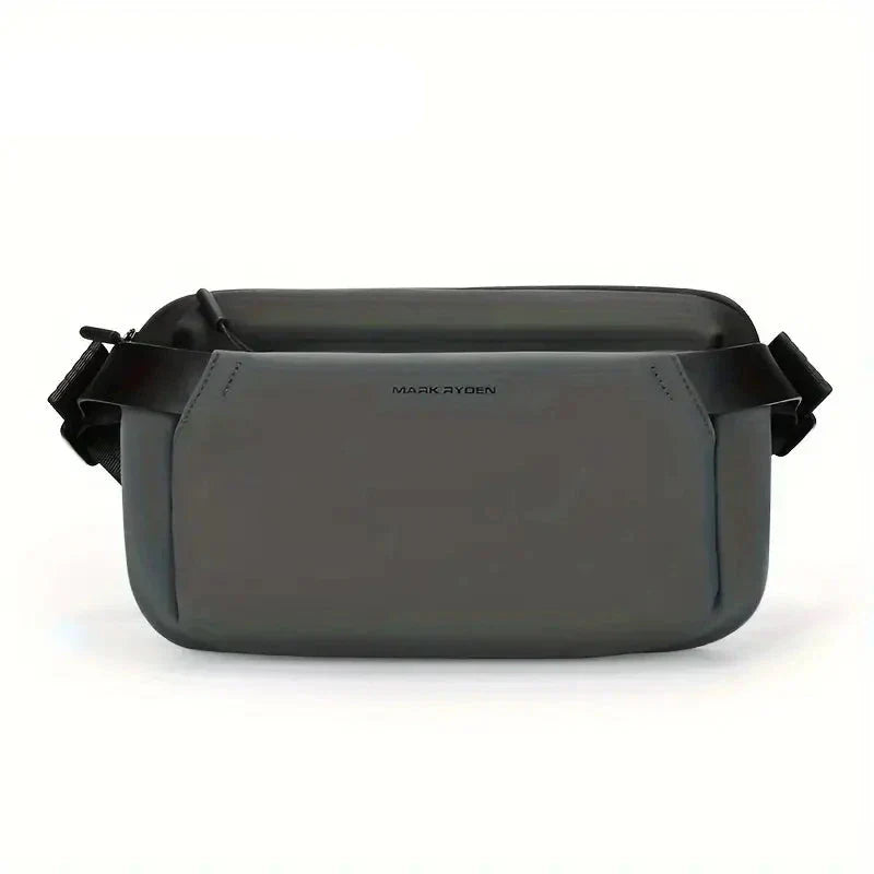 Marsupio nero in pelle, design elegante e minimalista, con cerniera superiore e marchio visibile. Accessorio moda unisex, ideale per viaggi e uso quotidiano.