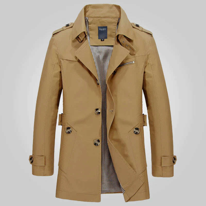 Cappotto trench uomo beige, doppio petto, tasche con zip, cintura regolabile, elegante e versatile, ideale per autunno e primavera.