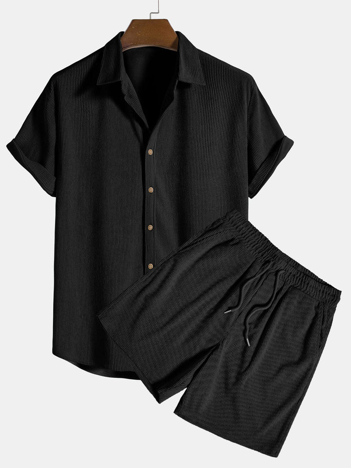 Set coordinato estivo uomo nero, camicia a maniche corte con bottoni e pantaloncini elastici. Abbigliamento casual leggero e traspirante.