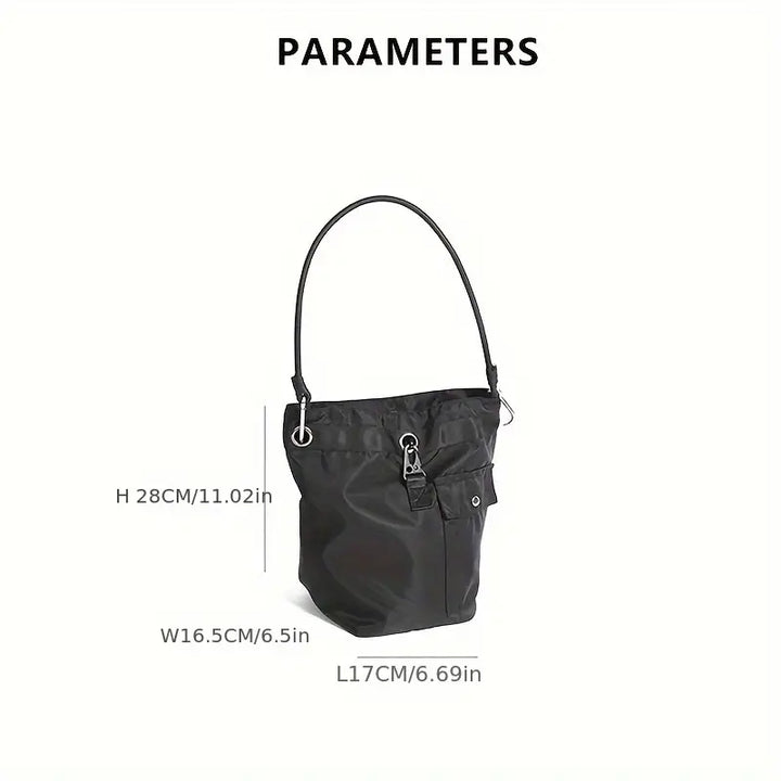 Borsa a secchiello nera in nylon, dimensioni: H 28cm, L 17cm, W 16.5cm, con manico e tasca frontale, design elegante e pratico per ogni occasione.