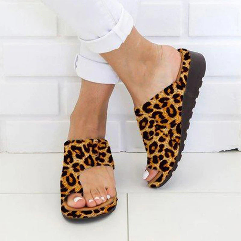 Sandali donna con zeppa, stampa leopardata, suola antiscivolo, indossati con jeans bianchi. Scarpe estive moda, comode e trendy.