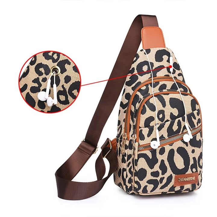 Zaino a tracolla leopardato con tasche multiple, cerniere robuste e foro per auricolari. Design moderno, ideale per moda urbana e viaggi.