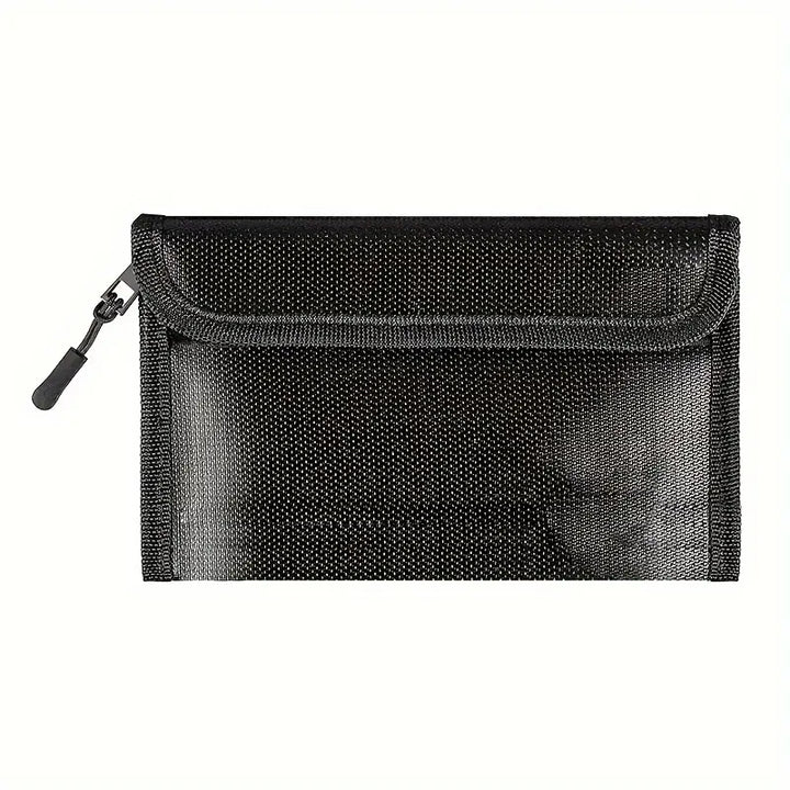 Busta portadocumenti nera in tessuto resistente con chiusura a zip, ideale per organizzare documenti e accessori da viaggio.