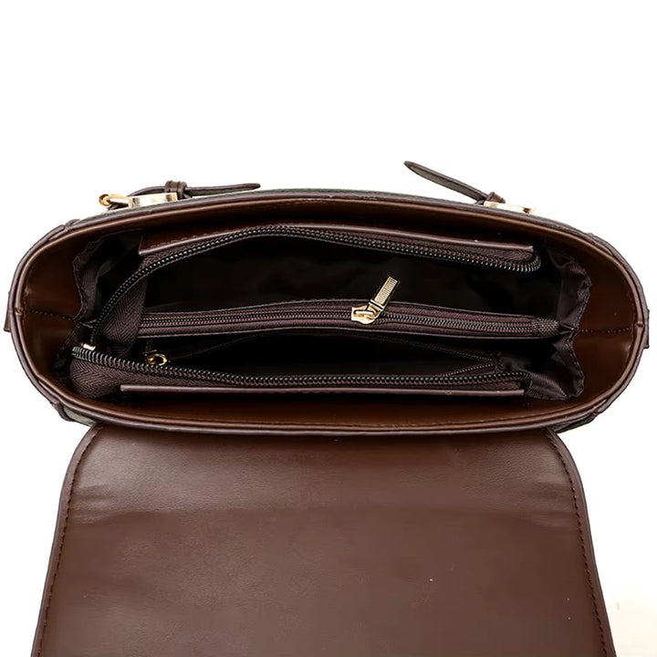 Interno di borsa a tracolla in pelle marrone, con scomparti multipli e cerniere dorate. Design elegante e funzionale per moda donna.