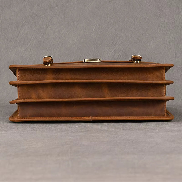Borsa vintage in pelle marrone con design a fisarmonica, chiusura in metallo dorato, ideale per moda retrò e accessori eleganti.