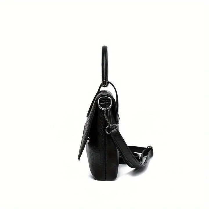 Borsa a tracolla nera in pelle, vista laterale, con manico superiore e tracolla regolabile. Design elegante e moderno per donna.
