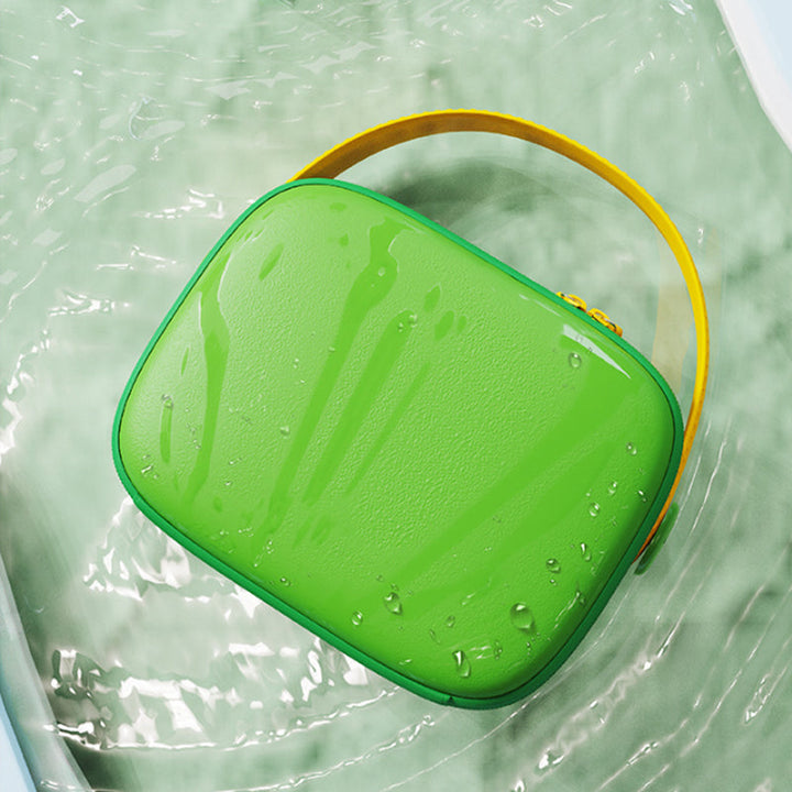 Borsa impermeabile verde con manico giallo, design moderno, galleggiante su acqua. Accessorio moda estivo, ideale per spiaggia e piscina.