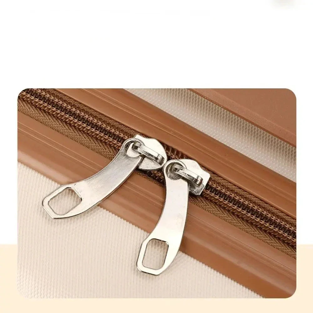 Doppia cerniera in metallo su valigia marrone, chiusura resistente per bagagli da viaggio. Design robusto e pratico per sicurezza e durata.