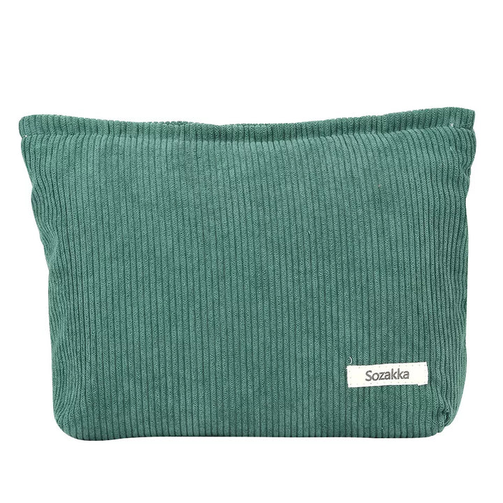 Borsa cosmetica verde in velluto a coste, etichetta Sozakka, design elegante e pratico, ideale per trucco e accessori da viaggio.