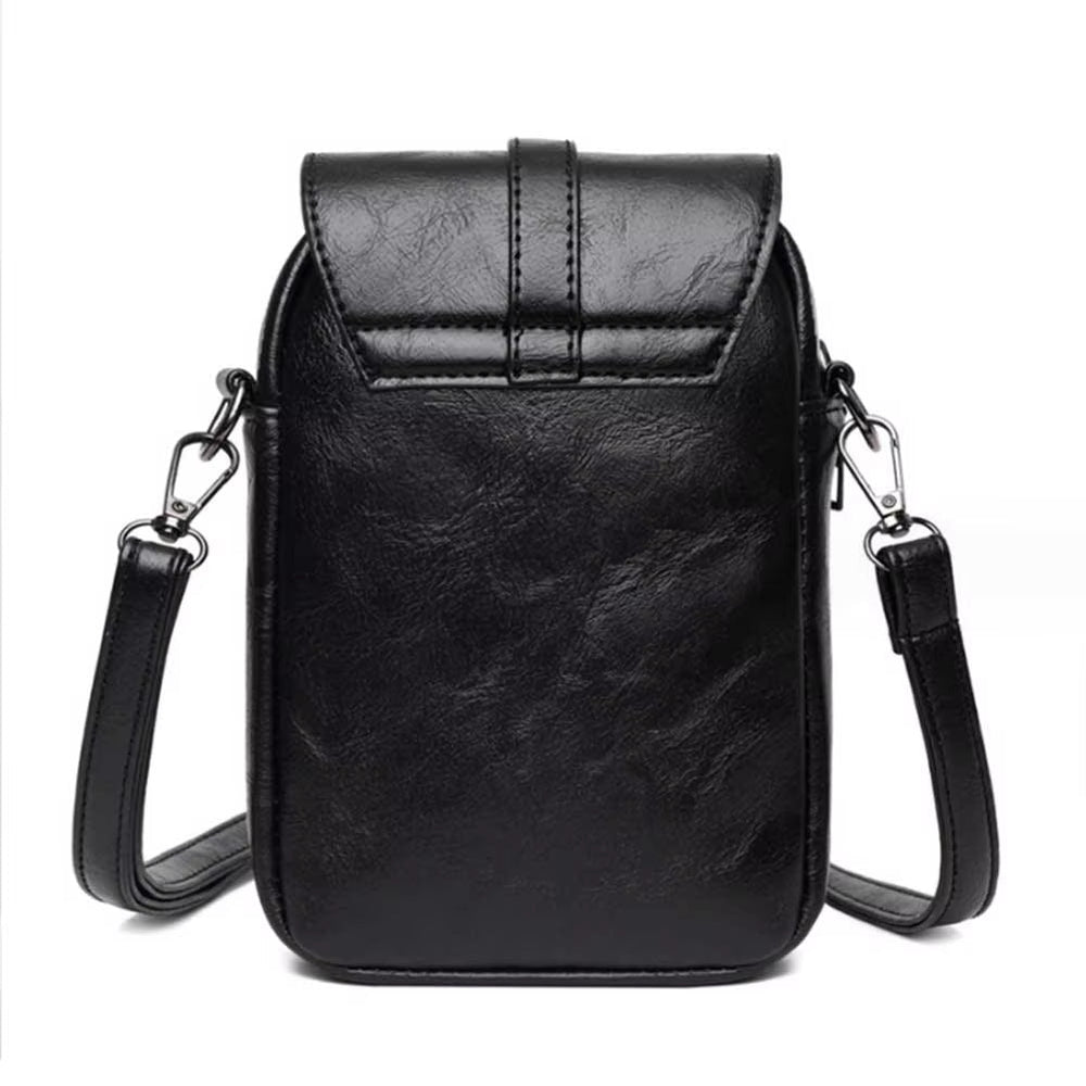 Borsa a tracolla in pelle nera, design elegante e compatto, con chiusura a patta e tracolla regolabile. Accessorio moda versatile per donna.