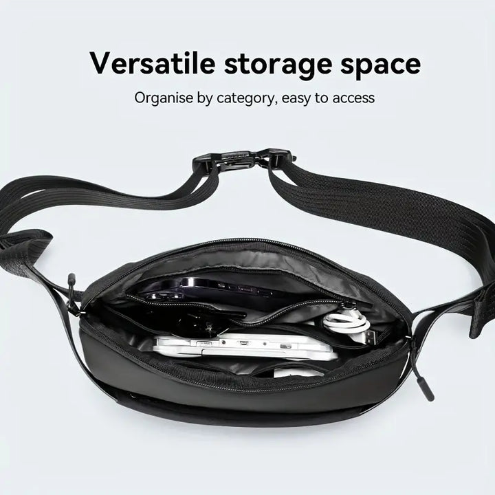 Marsupio nero con cerniera aperta, mostra spazio versatile per organizzare smartphone, cavi e accessori. Design pratico e compatto per viaggi.