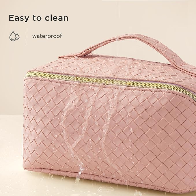 Borsa cosmetica rosa intrecciata impermeabile con cerniera dorata, facile da pulire. Ideale per viaggi, organizzazione trucco e accessori.