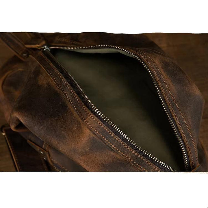 Zaino in pelle marrone vintage con cerniera aperta, interno verde oliva. Accessorio moda uomo/donna, stile retrò, alta qualità.