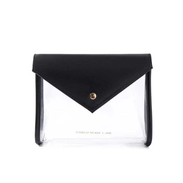 Borsa trasparente in PVC con patta nera in pelle, chiusura a bottone dorato. Design elegante e moderno, ideale per eventi e viaggi.