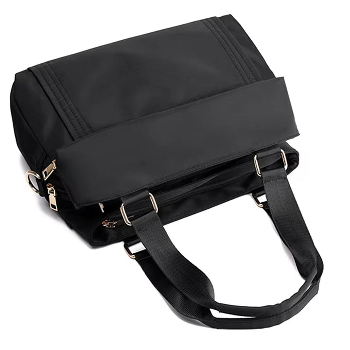 Borsa a tracolla nera elegante, design moderno, con manici resistenti e dettagli in metallo dorato. Ideale per lavoro e viaggi.
