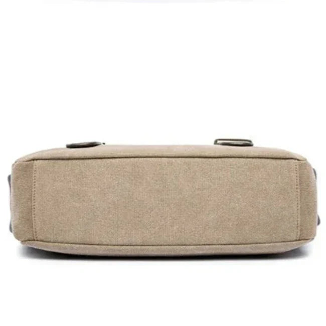 Borsa a tracolla in tela beige, vista dal basso, con design rettangolare e chiusure a fibbia. Accessorio moda casual, resistente e versatile.
