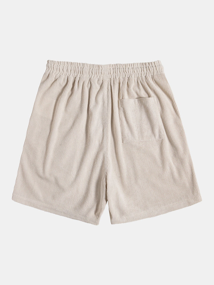 Pantaloncini beige a righe verticali, elastico in vita, tasca posteriore. Ideali per l'estate, moda casual uomo. Tessuto leggero e traspirante.