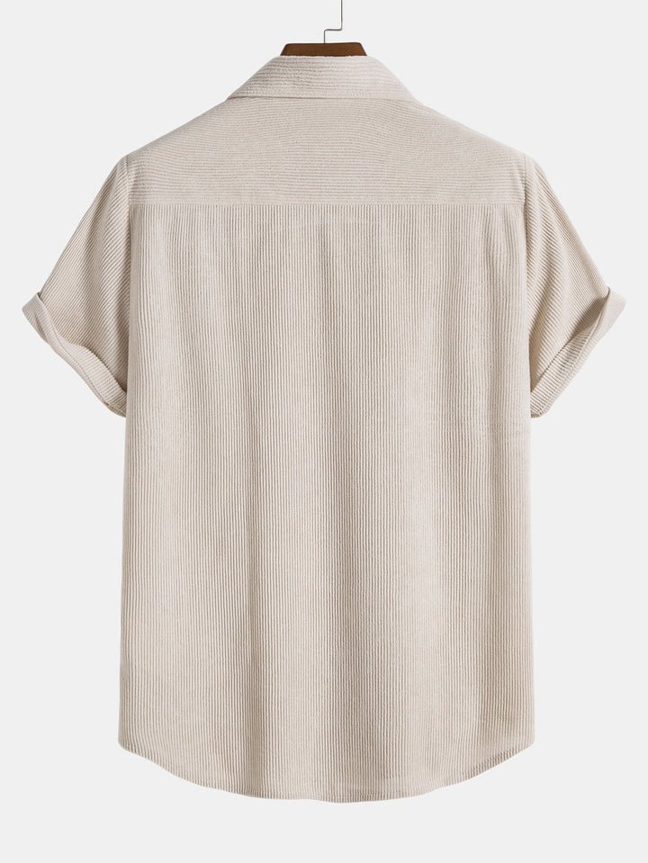 Camicia beige a righe verticali, maniche corte, colletto classico, tessuto leggero, stile casual, perfetta per l'estate.