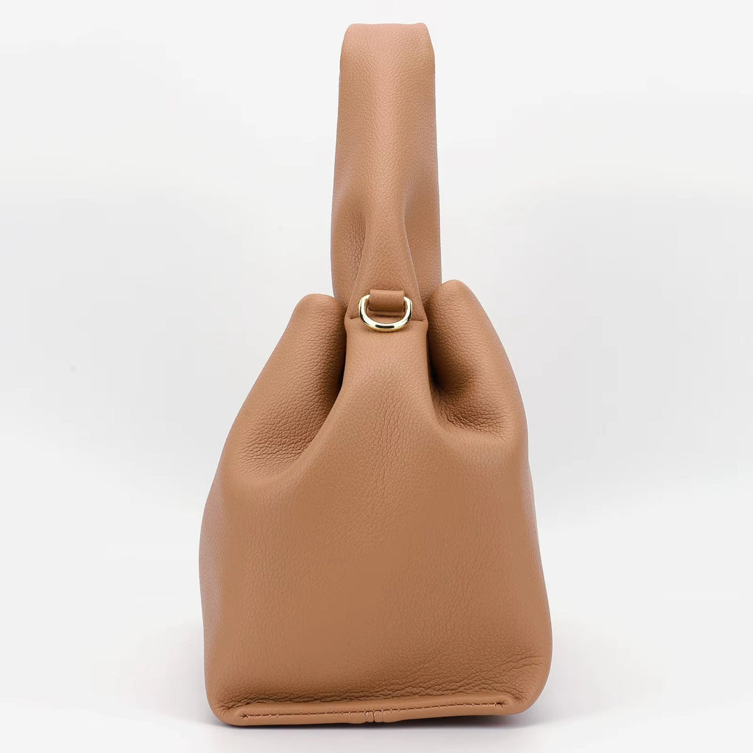Borsa a mano in pelle marrone chiaro, design moderno con chiusura ad anello dorato. Accessorio elegante per donna, moda autunno 2023.