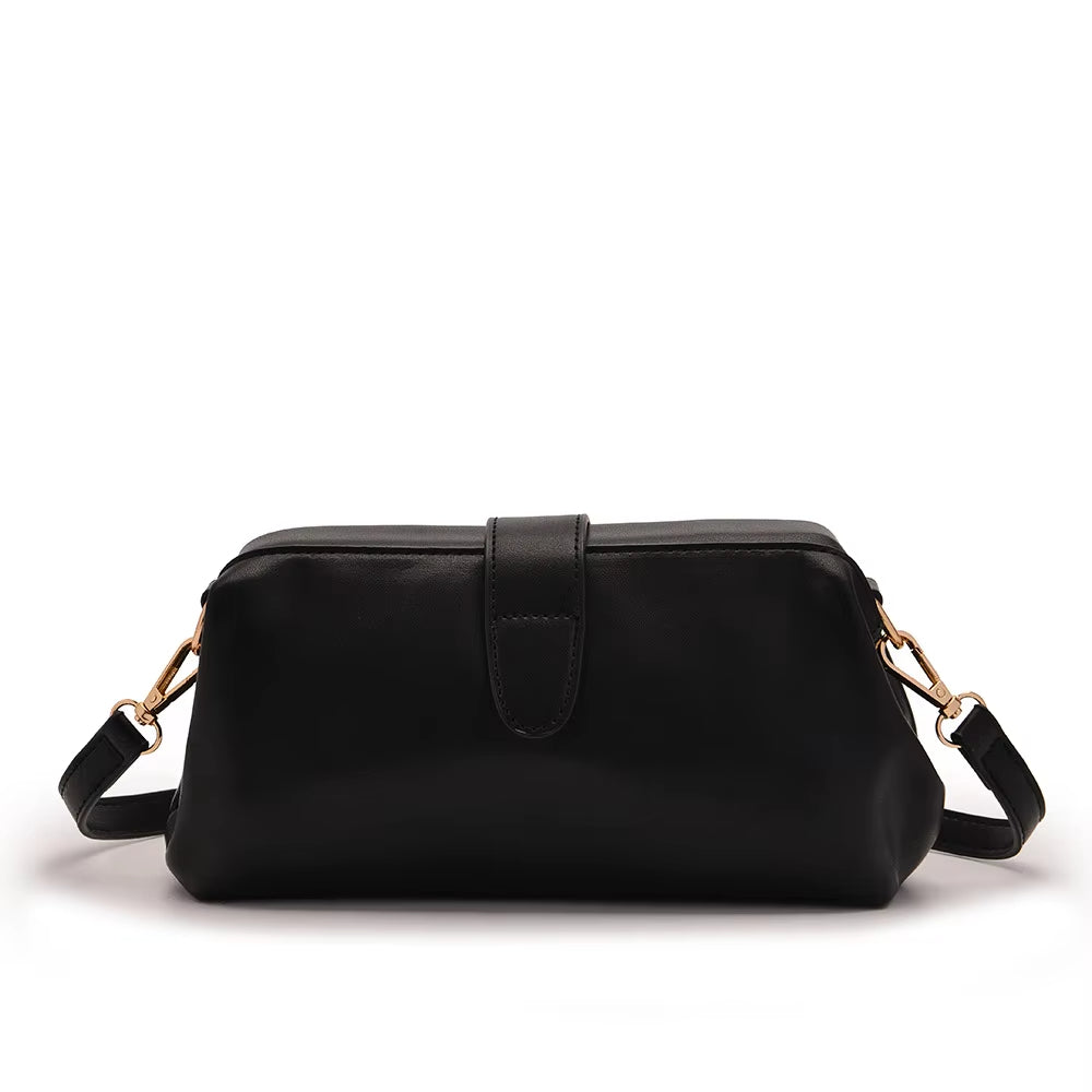Borsa a tracolla nera in pelle, design elegante e minimalista, con chiusura a bottone e dettagli in metallo dorato. Accessorio moda donna.