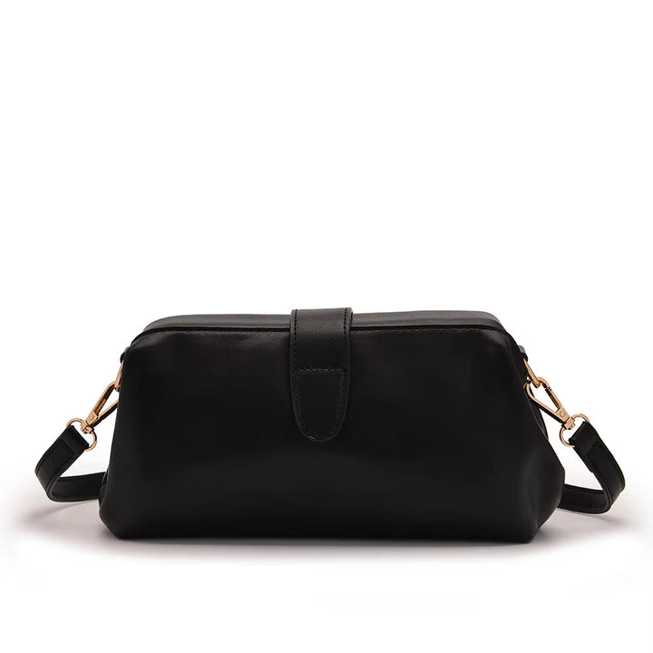 Borsa a tracolla nera in pelle, design elegante e minimalista, con chiusura a bottone e dettagli in metallo dorato. Accessorio moda donna.