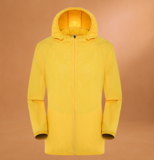 Giacca a vento gialla con cappuccio, chiusura a zip, design leggero e impermeabile. Ideale per attività outdoor e sportivi.