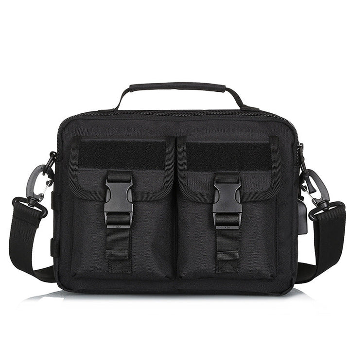 Borsa a tracolla nera in nylon con doppie tasche frontali, chiusure a fibbia, manico superiore e tracolla regolabile. Accessorio moda resistente.