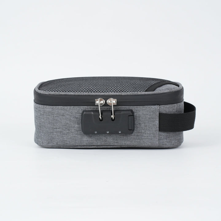 Borsa da viaggio grigia con chiusura a combinazione, maniglia laterale e design compatto. Ideale per organizzare accessori e oggetti personali.