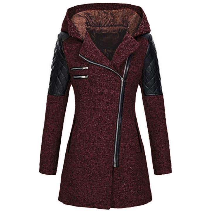 Cappotto donna invernale, rosso scuro, con cappuccio, maniche in ecopelle nera trapuntata, chiusura zip asimmetrica. Elegante e caldo.