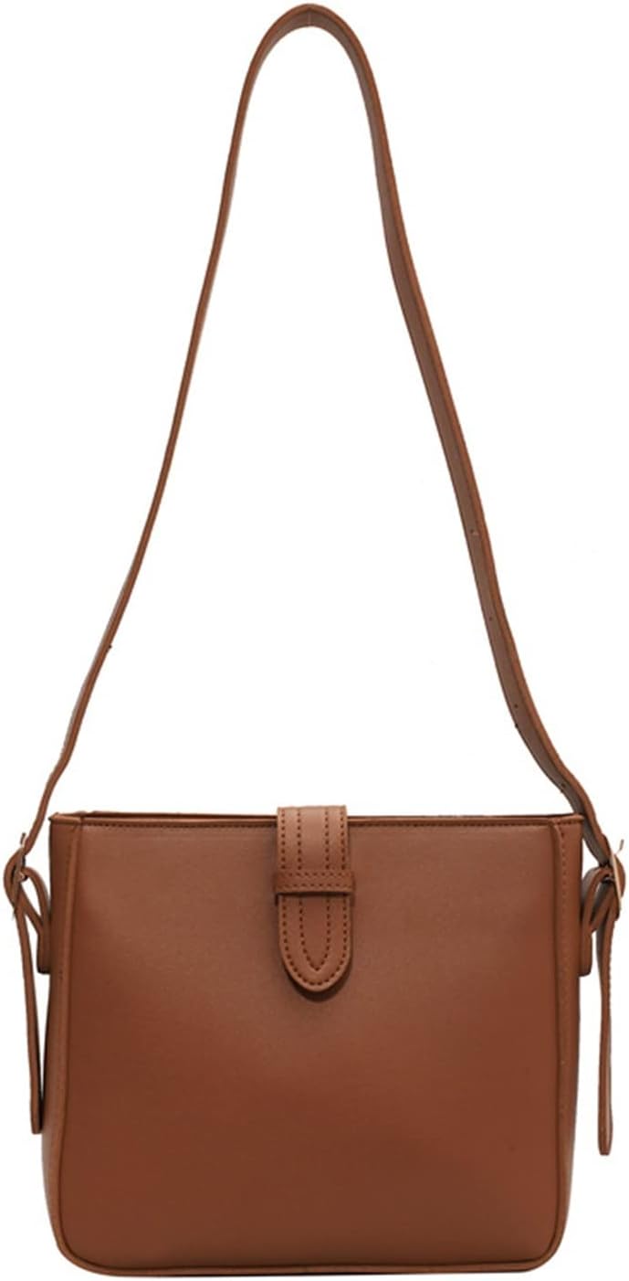 Borsa a tracolla in pelle marrone, design minimalista, chiusura con patta, ideale per moda donna, accessorio elegante e versatile.