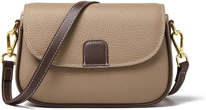 Borsa a tracolla in pelle beige con chiusura a patta, dettagli in pelle marrone e ganci dorati. Accessorio moda elegante e versatile.