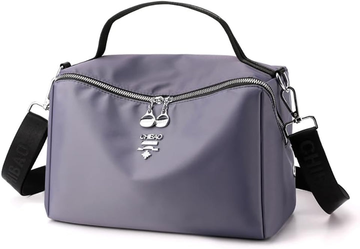 Borsa a tracolla viola in nylon impermeabile con cerniera, manico superiore e tracolla regolabile nera, design moderno e pratico per donna.