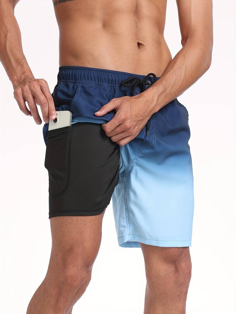 Uomo in costume da bagno sfumato blu con tasca laterale, inserisce uno smartphone. Costume mare uomo, moda estiva, pratico e moderno.