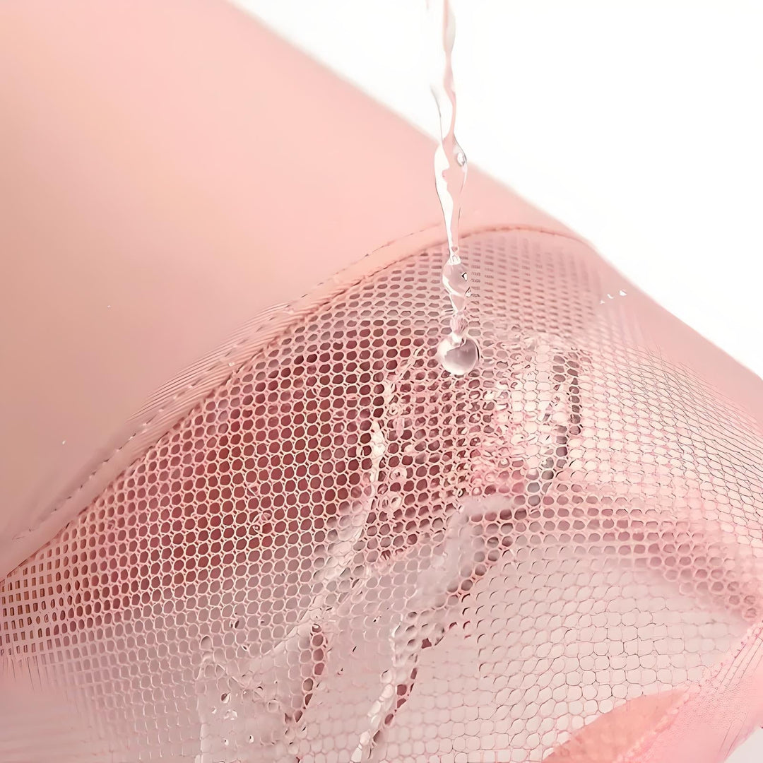 Bottiglia d'acqua rosa con rete protettiva, design elegante e moderno, ideale per sport e attività all'aperto. Resistente e leggera.