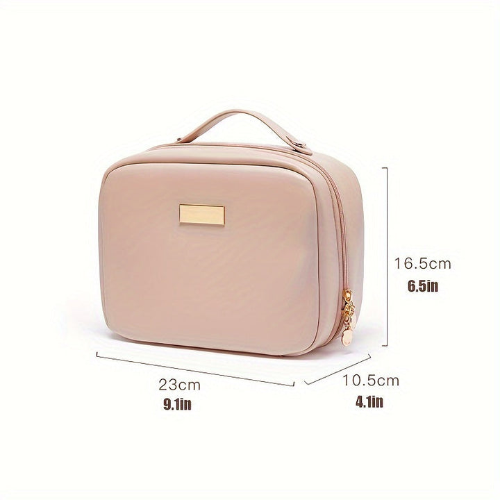 Borsa cosmetica beige con manico, chiusura a zip dorata, dimensioni 23x10.5x16.5 cm. Elegante e pratica per viaggi e organizzazione trucco.