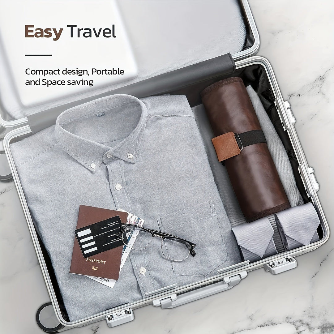 Valigia aperta con camicia grigia, custodia in pelle, passaporto e occhiali. Design compatto, ideale per viaggi facili e salvaspazio.
