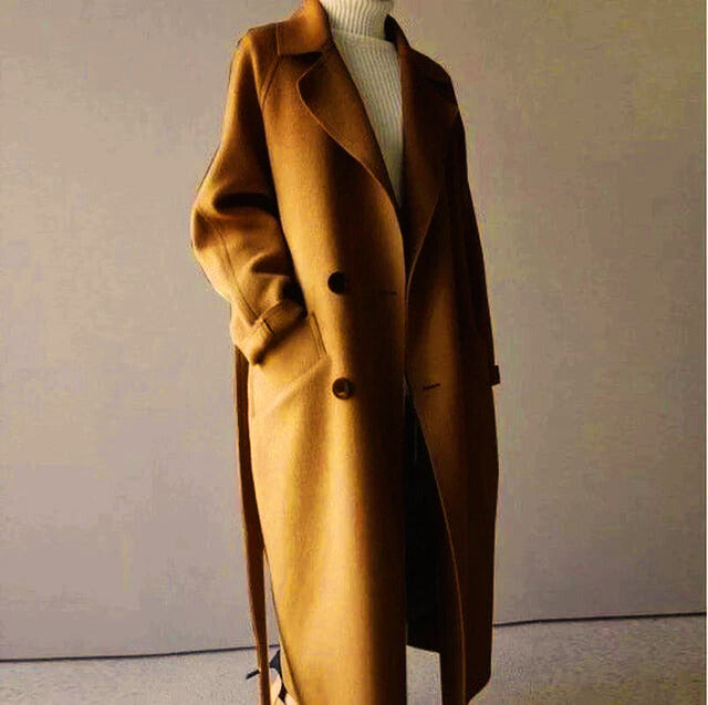 Cappotto lungo marrone da donna, elegante e caldo, con cintura e bottoni, perfetto per l&