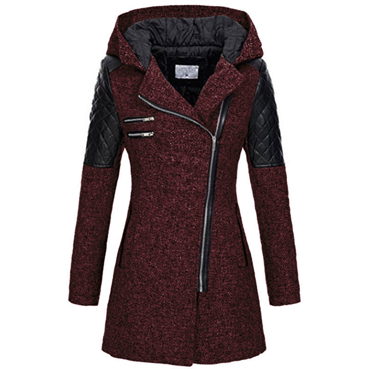 Cappotto donna invernale rosso scuro con cappuccio, chiusura zip asimmetrica, maniche in ecopelle trapuntata, stile elegante e moderno.