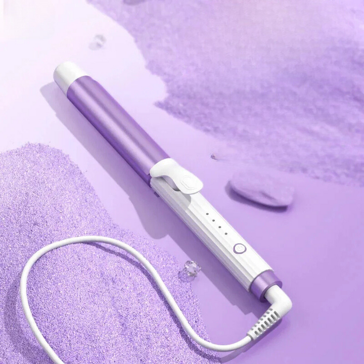 Ferro arricciacapelli viola su sfondo lilla, design elegante, cavo girevole, ideale per ricci definiti e styling professionale.