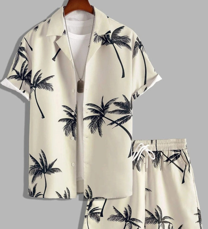 Completo estivo uomo con camicia e pantaloncini beige, stampa palme nere, stile casual, perfetto per vacanze e moda mare.
