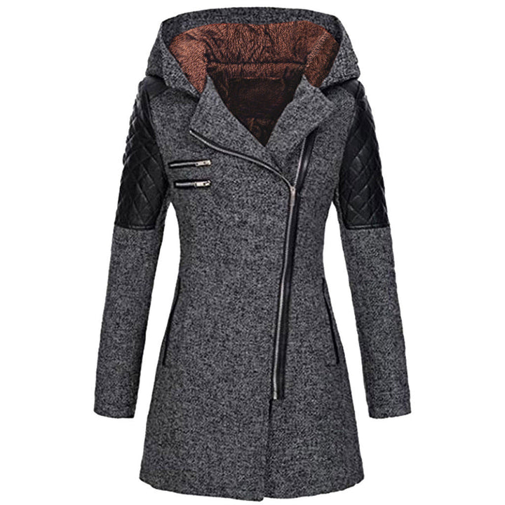 Cappotto donna invernale grigio con cappuccio, dettagli in pelle nera, chiusura zip asimmetrica, maniche trapuntate. Elegante e caldo.