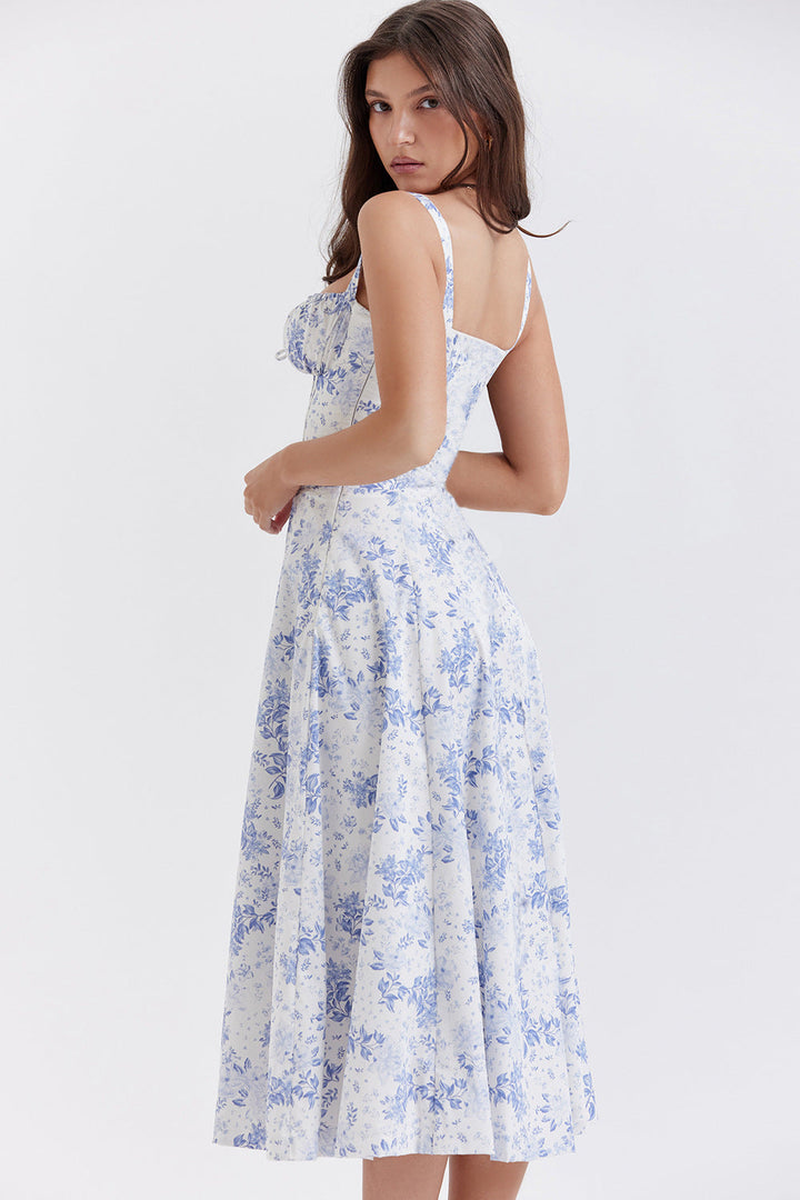 Abito estivo donna floreale bianco e blu, lunghezza midi, spalline sottili, stile casual elegante, perfetto per occasioni estive e primaverili.