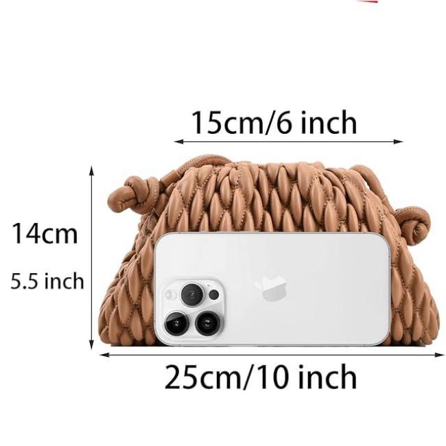 Borsa intrecciata marrone con misure 25x14x15 cm, accanto a smartphone bianco. Design elegante, accessorio moda donna, perfetto per ogni occasione.