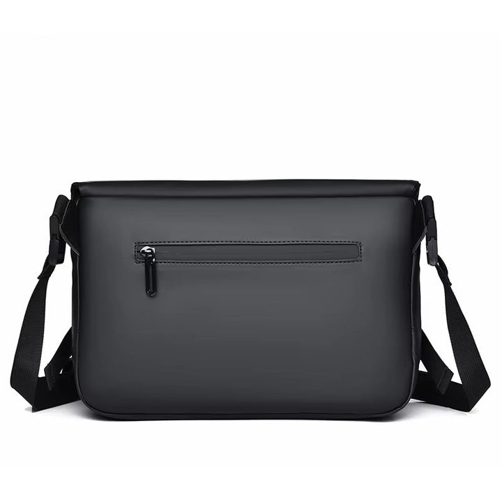 Borsa a tracolla nera unisex in pelle sintetica, con tasca frontale con zip e cinghia regolabile. Design moderno e versatile per ogni occasione.