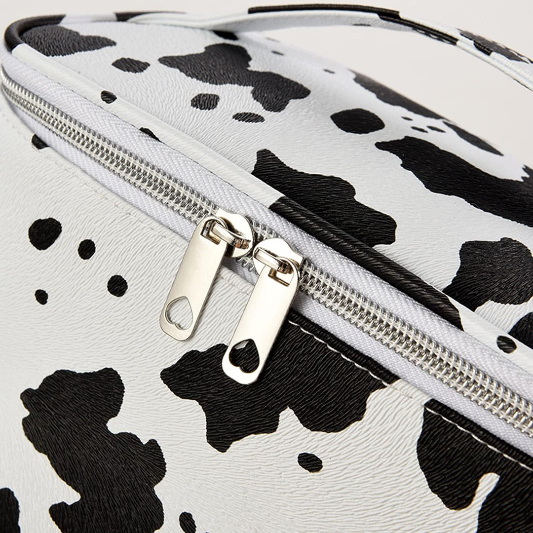 Borsa a tracolla in ecopelle bianca e nera con stampa mucca, chiusura a zip argentata, design moderno, accessorio moda donna.