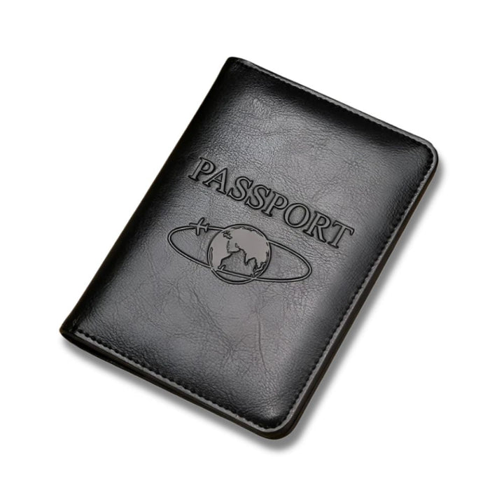 Custodia passaporto in pelle nera con incisione "Passport" e simbolo del globo, accessorio da viaggio elegante e protettivo.
